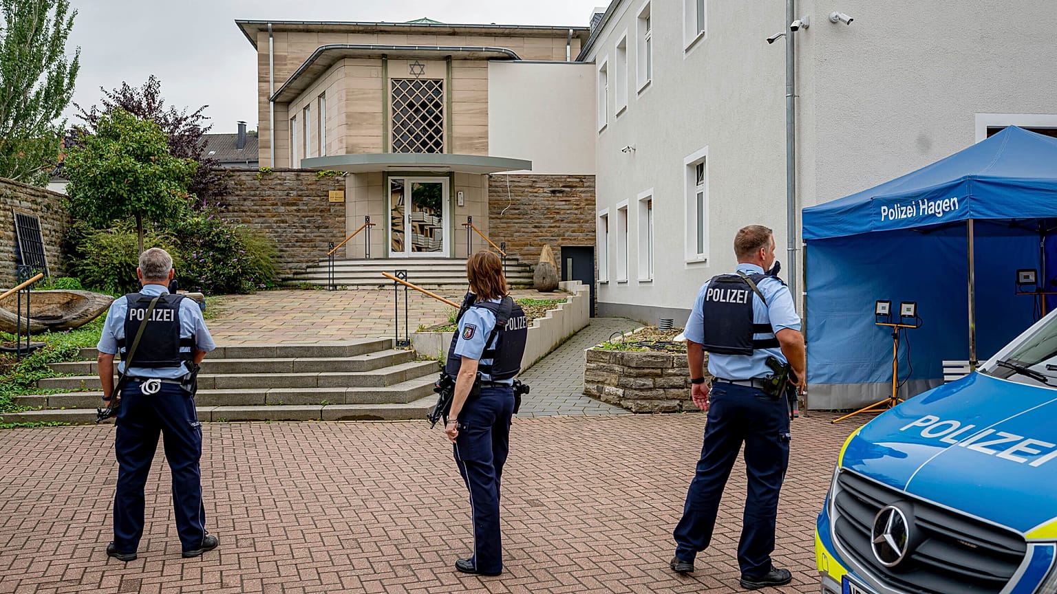 Polizeibeamte vor dem Eingang des Gebäudes der Jüdischen Gemeinde in Hagen.