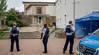 Polizeibeamte vor dem Eingang des Gebäudes der Jüdischen Gemeinde in Hagen.