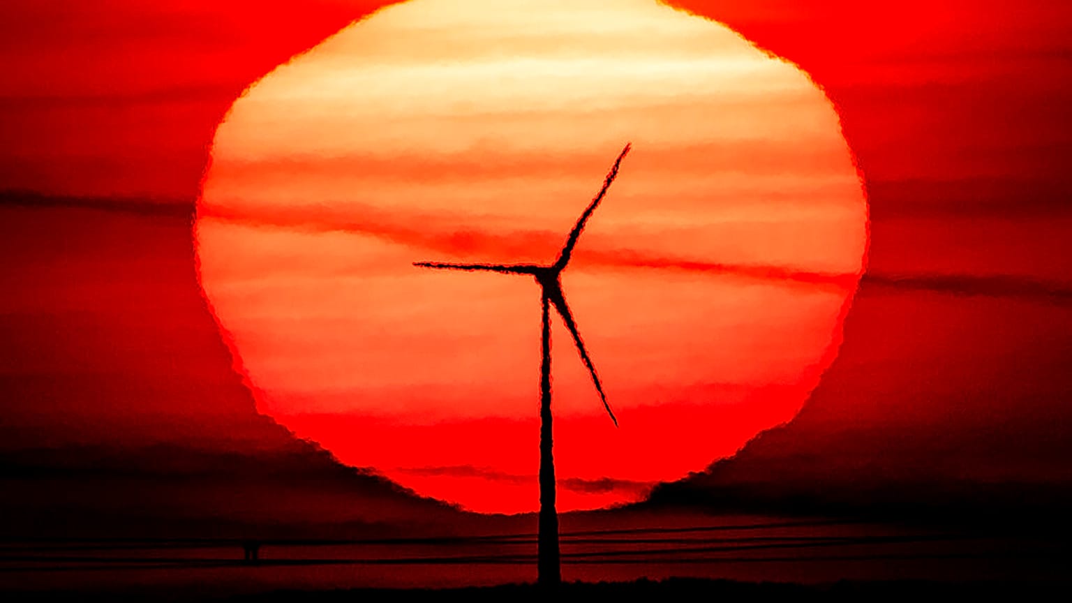 Sonnenaufgang hinter einem Windrad, Frankfurt, 15.09.2020