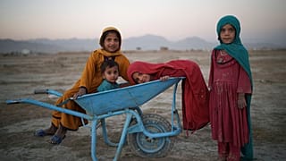 Afganistan'da iç göçe zorlananların kaldığı kamplarda oynayan çocuklar