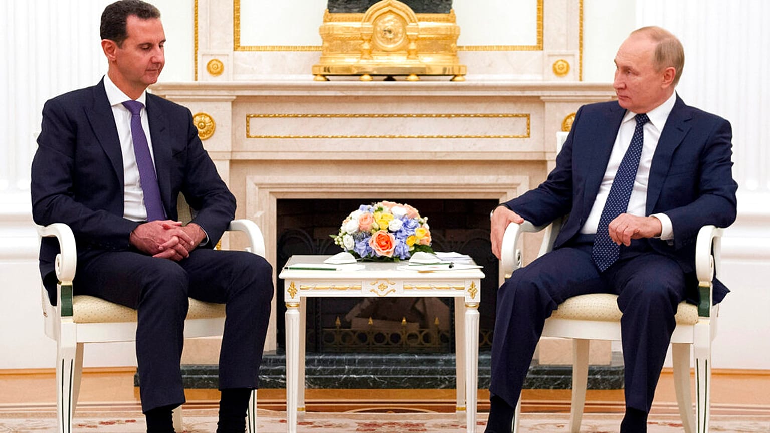 Una de sus últimas reuniones antes de aislarse fue con el presidente sirio Bachar el Assad, el martes