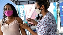Első oltását kapja egy brazil nő Sao Joao de Meriti-ben, Brazíliában