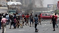 صورة من الارشيف - متظاهرون يمنيون يغلقون طريقا احتجاجا على التضخم وارتفاع تكاليف المعيشة في مدينة عدن