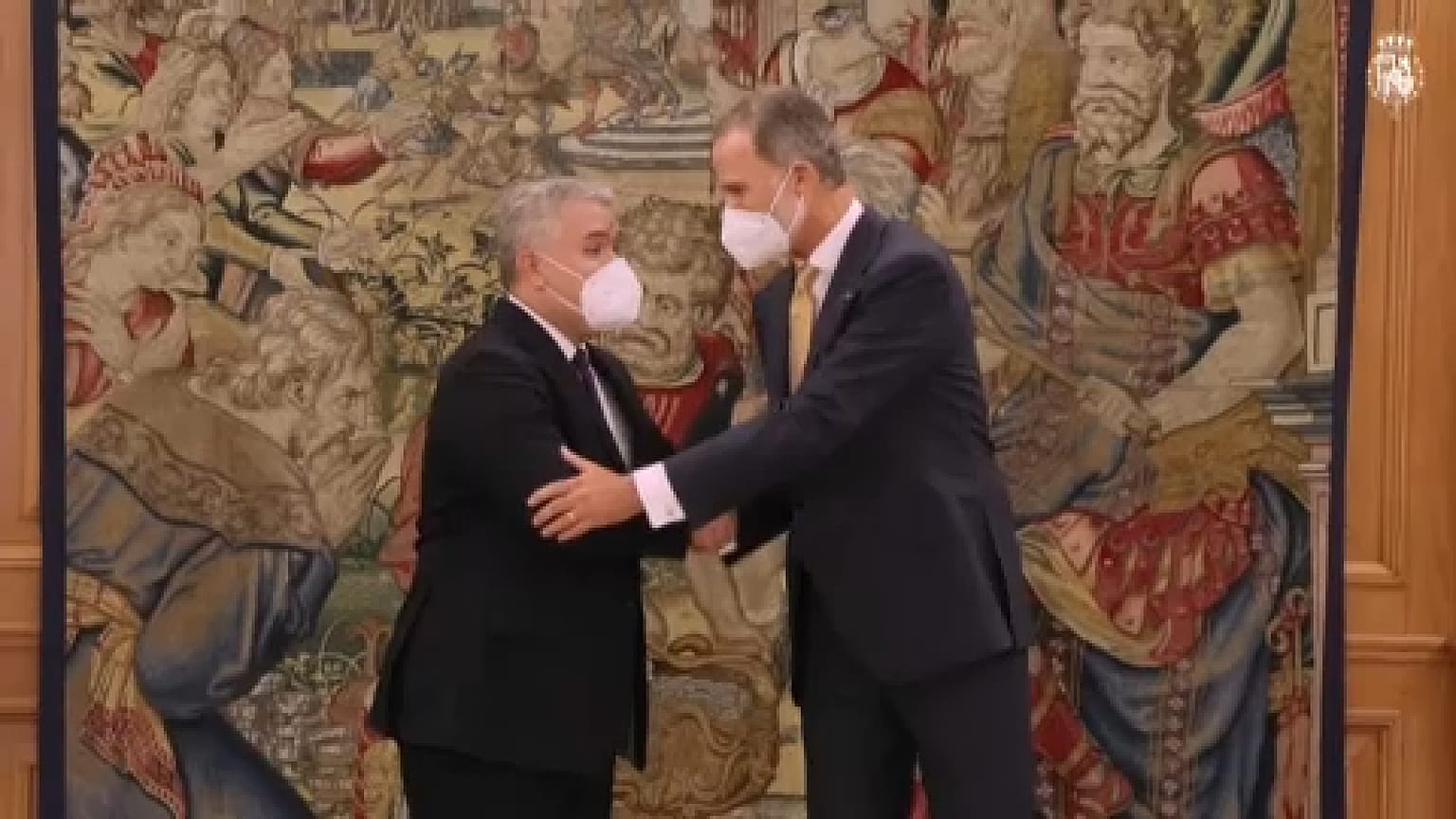 El rey Felipe VI saluda al presidente Iván Duque
