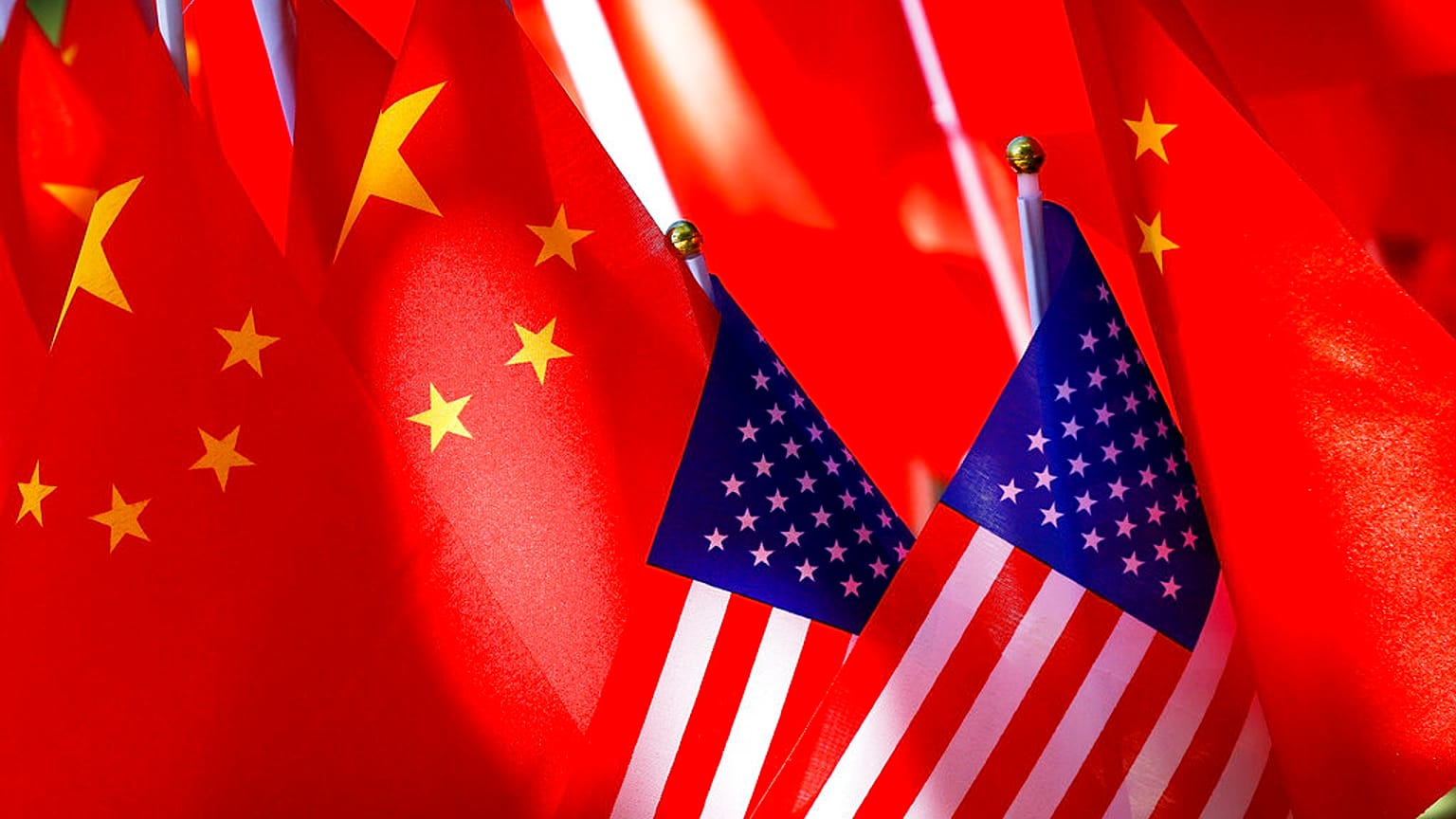 Kínai és amerikai zászlók Pekingben (illusztráció, 2018)