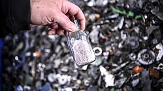 Флакон с редкоземельными элементами, извлеченными из электронных отходов