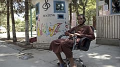 مقاتل من طالبان جالس في فناء  المعهد الوطني الأفغاني للموسيقى في كابول - 14 سبتمبر 2021 