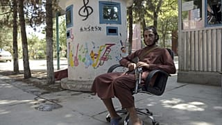 مقاتل من طالبان جالس في فناء المعهد الوطني الأفغاني للموسيقى في كابول - 14 سبتمبر 2021