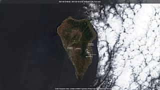 La isla de la Palma desde el espacio el pasado 12 de septiembre. Los vecinos tienen preparado el equipaje si se presenta una emergencia