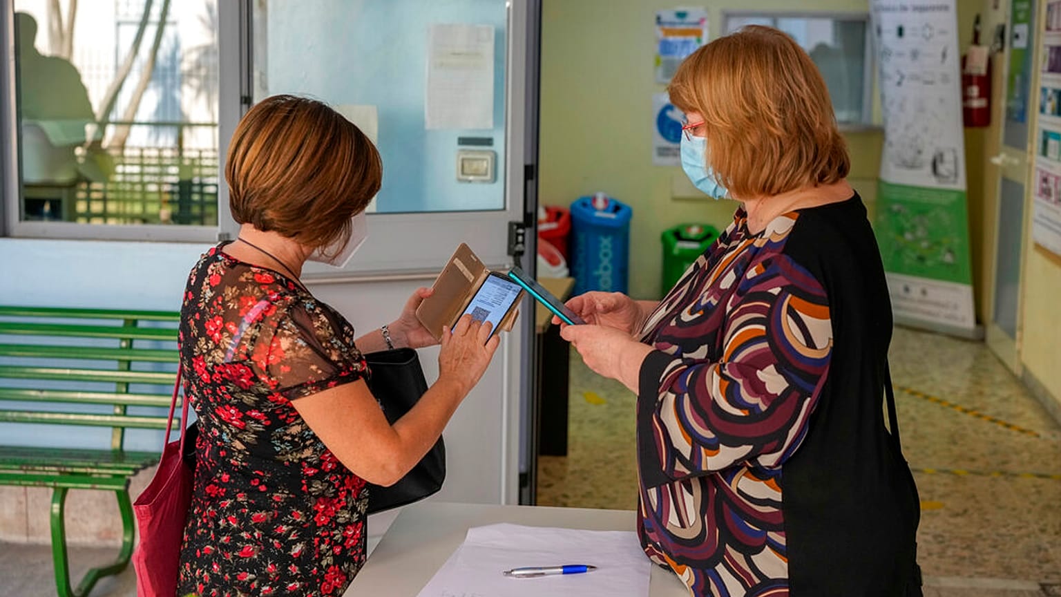 O controlo do "passe verde" para professores e funcionários das escolas em Itália já é obrigatório
