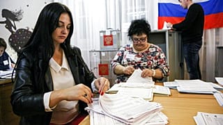 Le parti Russie Unie de Vladimir Poutine s'orientait dimanche soir vers une majorité claire au parlement.