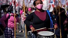 Una manifestante toca el tambor durante la protesta en Buenos Aires