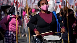 Una manifestante toca el tambor durante la protesta en Buenos Aires