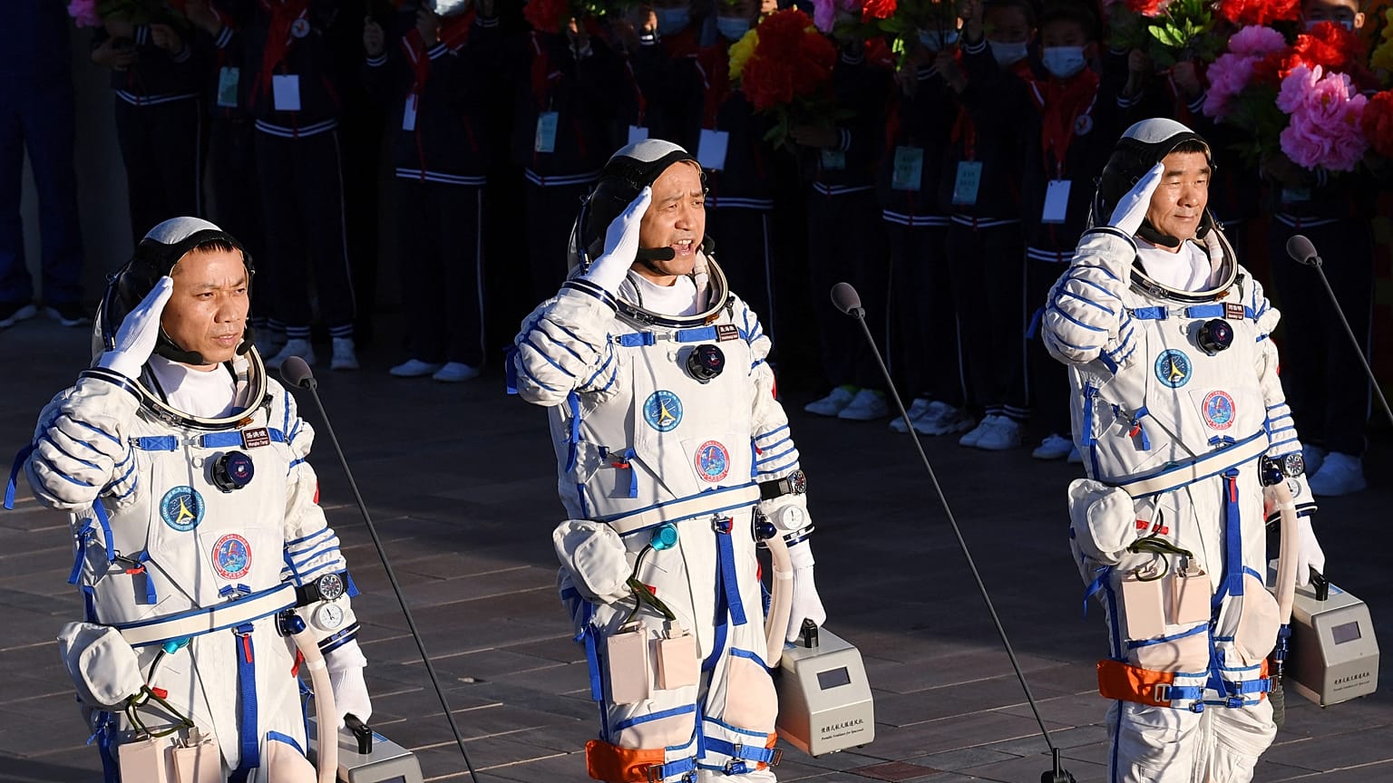 Les trois taïkonautes, Nie Haisheng, Liu Boming et Tang Hongbo le jour de leur départ, juin 2021