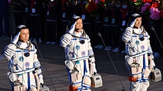 Les trois taïkonautes, Nie Haisheng, Liu Boming et Tang Hongbo le jour de leur départ, juin 2021