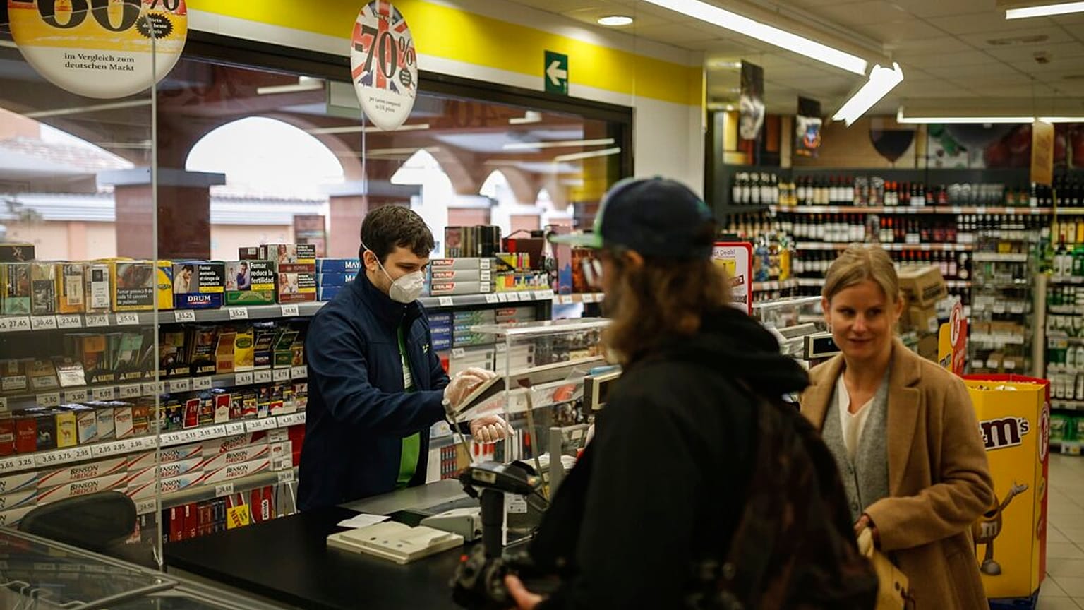 Un cajero trabajando en un supermercado en España