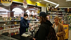 Un cajero trabajando en un supermercado en España