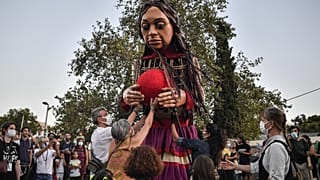 Amal, la marioneta gigante que recorre Europa dando voz a los refugiados del mundo