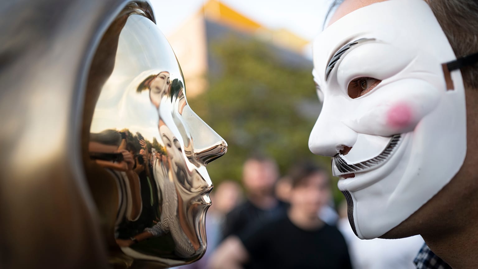 Macaristan'da Bitcoin'in gizemli kurucusu Satoshg Nakamoto'nun heykeli dikildi