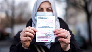 Mehrsprachige Team des IKAT (Interkulturelles Aufklärungsteam) informieren die Bevölkerung in Neukölln zur Covid-Pandemie.