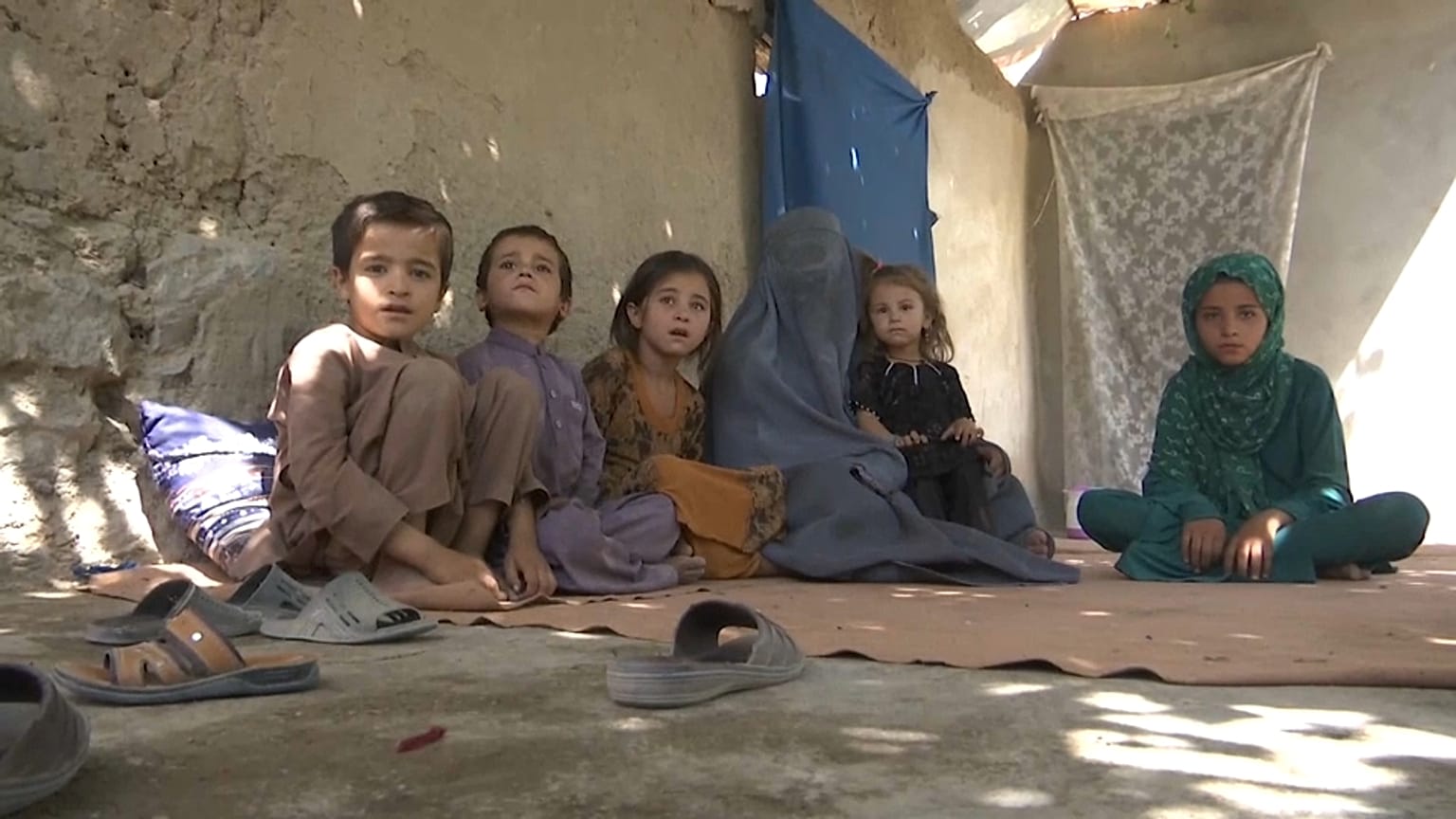 Rabia, viuda de un soldado afgano, y sus cinco hijos en Kandahar 