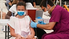 ABD'de 12 yaşındaki Francesca Anacleto'ya Pfizer/BioNTech aşısı yapılırken