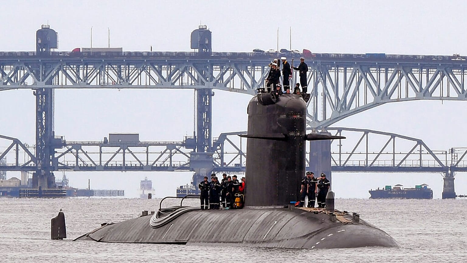 Fransız yapımı denizaltı FNS Amethyste (S605) İngiltere'nin Thames Nehri üzerinde.