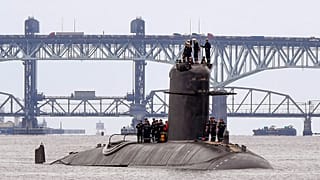 Fransız yapımı denizaltı FNS Amethyste (S605) İngiltere'nin Thames Nehri üzerinde.