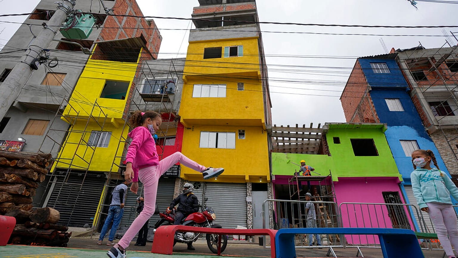 Una niña juega en Paraisópolis