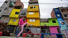 Una niña juega en Paraisópolis