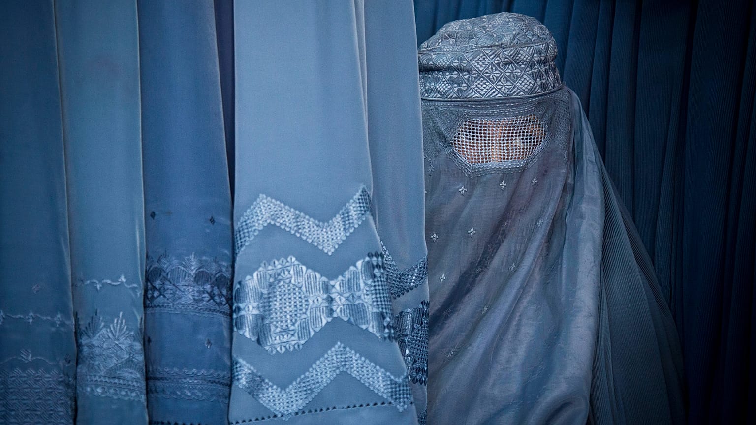 Burka giyen bir Afgan kadın (arşiv) 