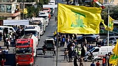 وصول قافلة شاحنات صهاريج النفط الإيراني إلى لبنان، في بلدة العين الشرقية، لبنان، الخميس 16 أيلول/سبتمبر 2021