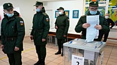 Katonák állnak sorban a szavazófülkében Szentpéterváron