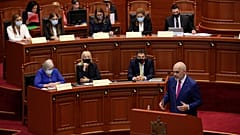 Arnavut Başbakan Edi Rama parlamentoda konuşuyor