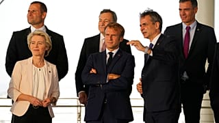 Kiriakosz Micotákisz görög, Emmanuel Macron francia, Robert Abela máltai és Pedro Sanchez spanyol politikusok Ursula von der Leyennel, a Bizottság elnökével
