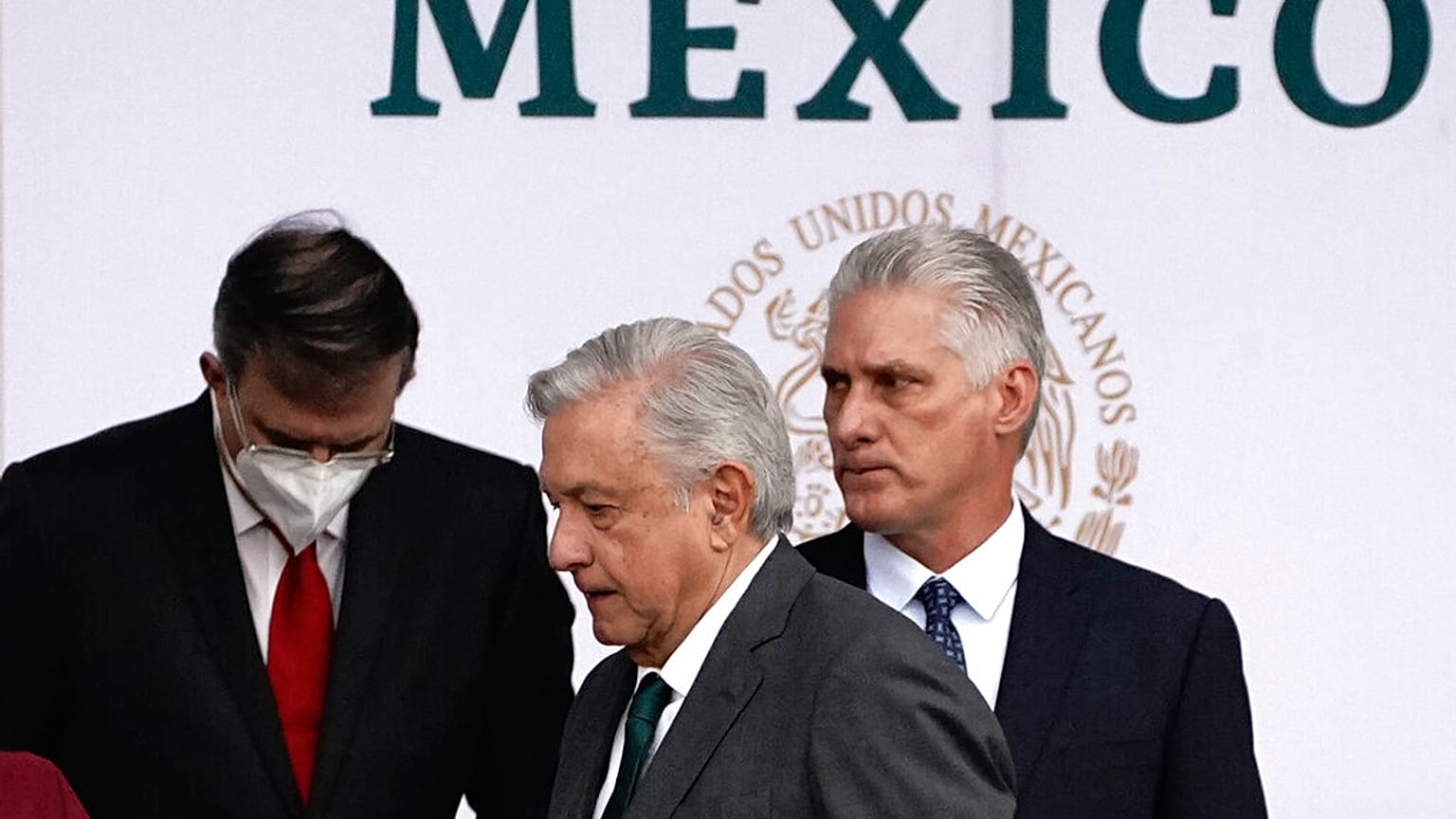 El presidente cubano, Miguel Díaz-Canel, está junto a su homólogo mexicano, Andrés Manuel López Obrador, durante las celebraciones del Día de la Independencia de México