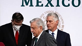 El presidente cubano, Miguel Díaz-Canel, está junto a su homólogo mexicano, Andrés Manuel López Obrador, durante las celebraciones del Día de la Independencia de México