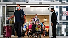 Viajeros llegan al aeropuerto de Gatwick, Londres