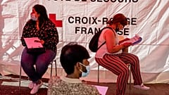Második oltásra várnak egy franciaországi oltóponton
