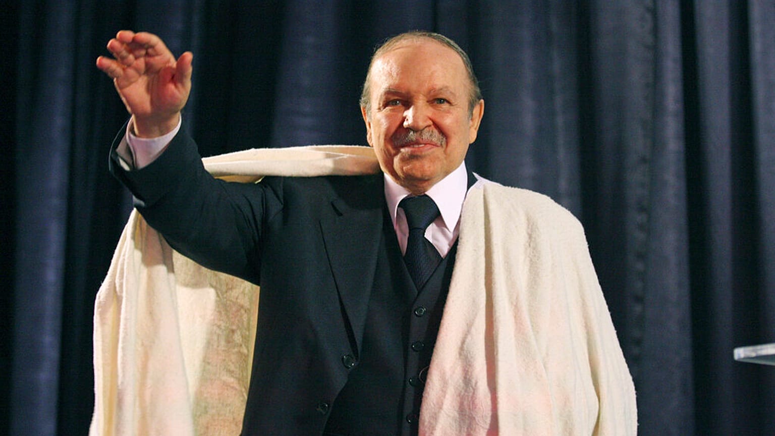 Bandeiras a meia-haste depois da morte do ex-presidente da Argélia 
