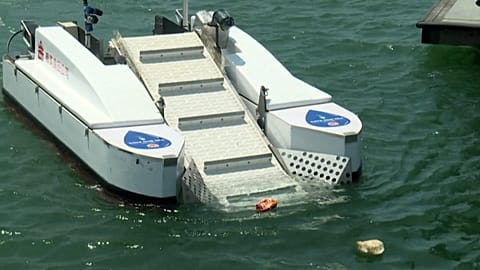 "Azure Fighter" collecting floating garbage in Taoyuan port.