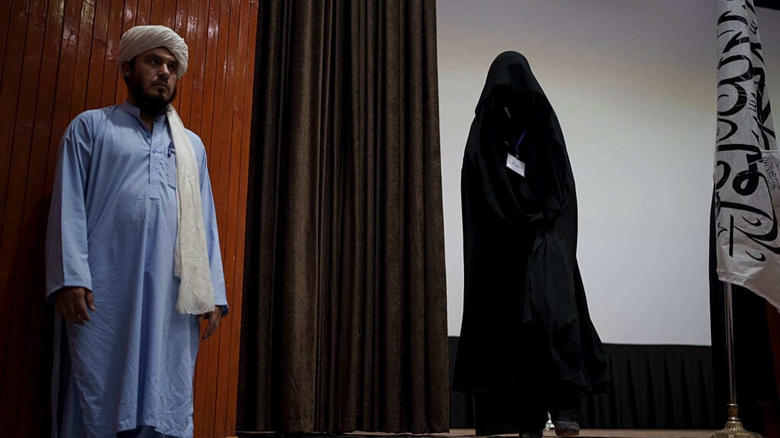Une femme entièrement voilée à Kaboul le 11 septembre 2021