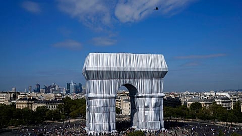 Now you can touch it: wrapped Arc de Triomphe opens to the public