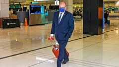 El embajador Jean-Pierre Thebault sale de Australia