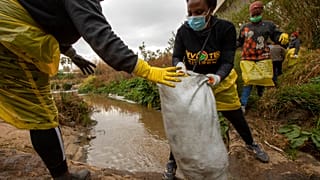 Des volontaires nettoient la rivière Juskei à Johannesburg le 18 septembre 2021