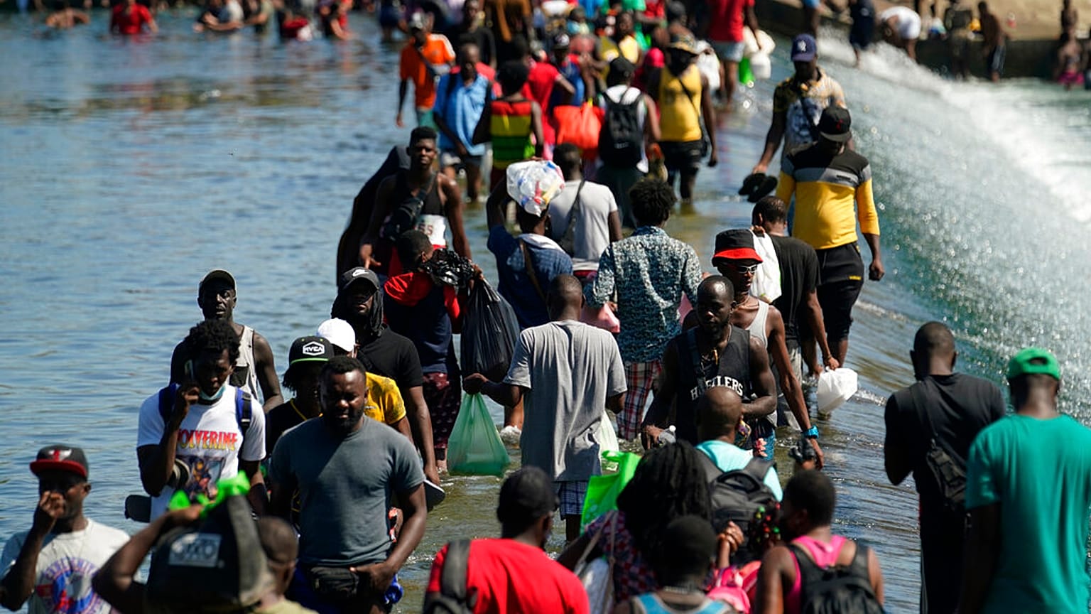Des exilés haïtiens arrivant à Del Rio (Texas) aux États-Unis, vendredi 17 septembre 2021.