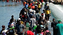 Des exilés haïtiens arrivant à Del Rio (Texas) aux États-Unis, vendredi 17 septembre 2021.