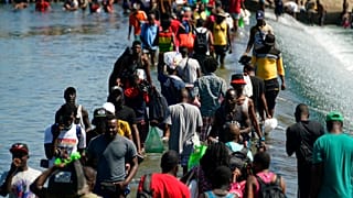 Des exilés haïtiens arrivant à Del Rio (Texas) aux États-Unis, vendredi 17 septembre 2021.
