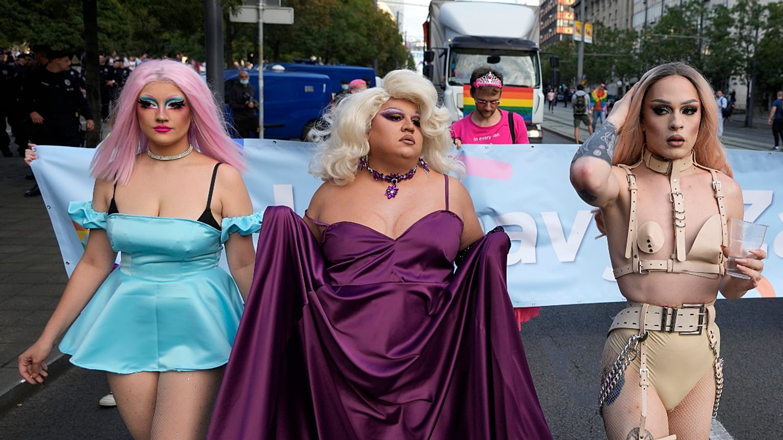 El Orgullo de Belgrado celebra sus 20 años inundando de colores la calles serbias