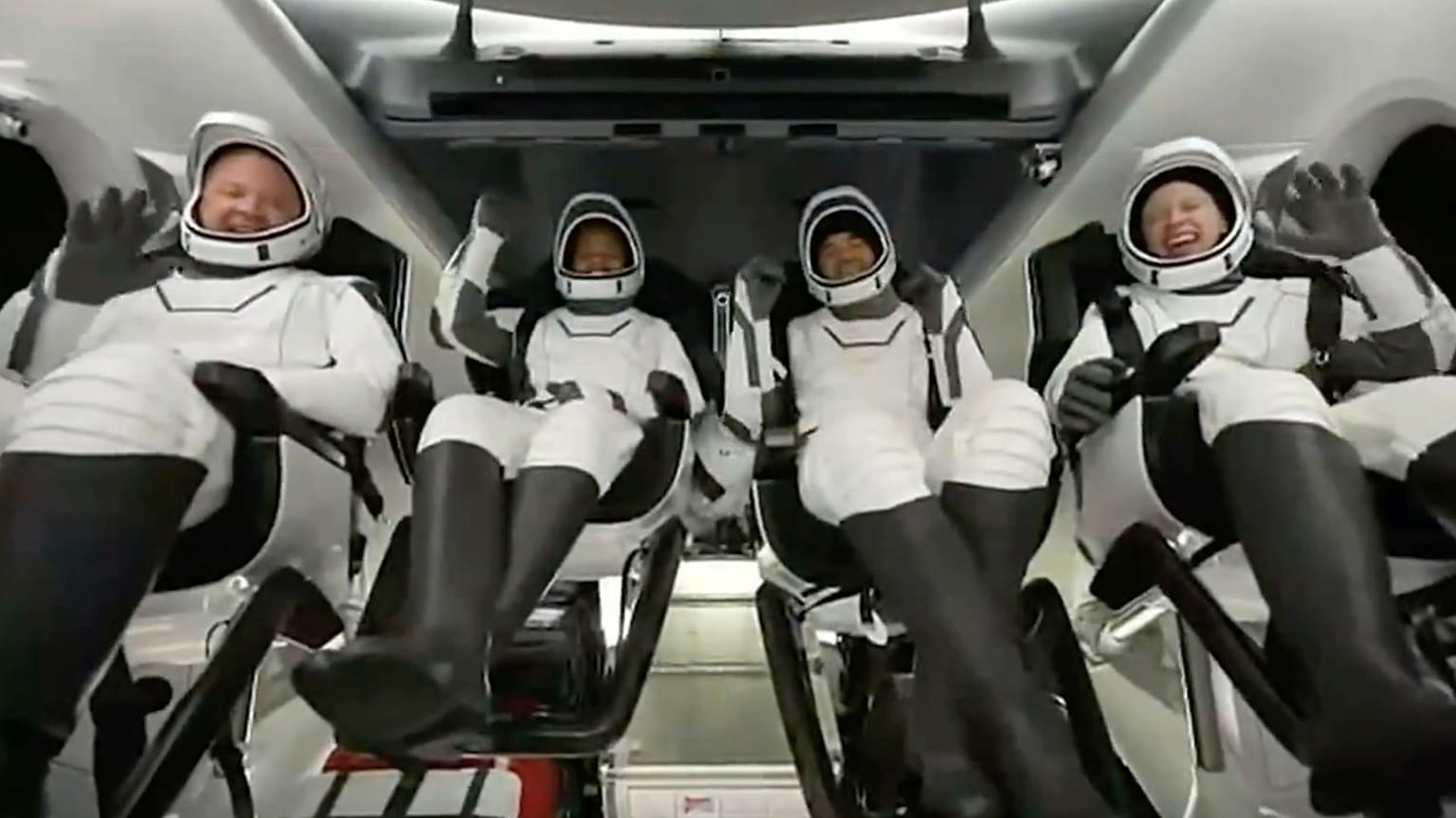 Visszatért a SpaceX amatőr űrhajóscsapata, három napig voltak az űrben